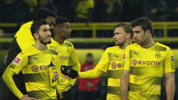 Súboj Mama Birama Dioufa (Stoke) s Janom Vertonghenom (Tottenham).