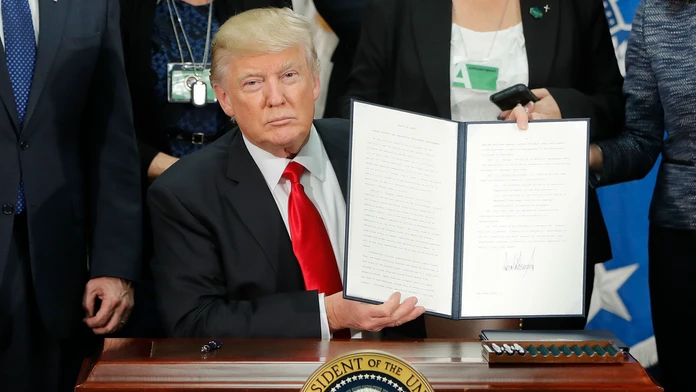 Prezident Donald Trump podpísal dva výnosy týkajúce sa výstavby bezpečnostného múru.
