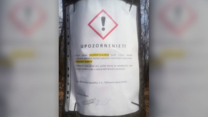 Lesníci postrek oznámili týmto plagátikom. 