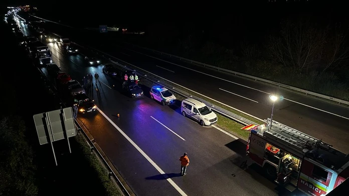 Diaľnicu D1 pri Dubnici nad Váhom pre vážnu dopravnú nehodu uzavreli. Hlásia jedného mŕtveho