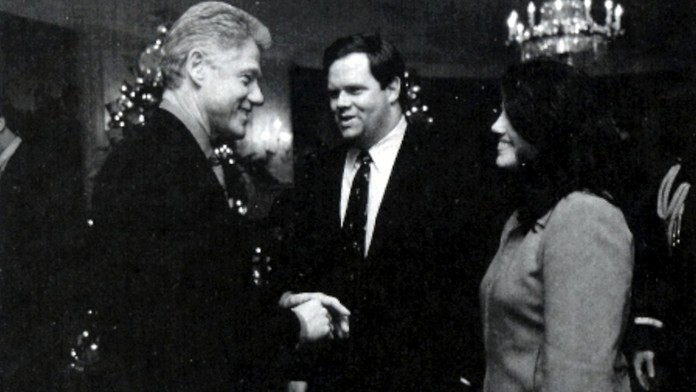 Na snímke zo 17. novembra 1996 hovorí americký prezident Bill Clinton so stážistkou Monicou Lewinskou.