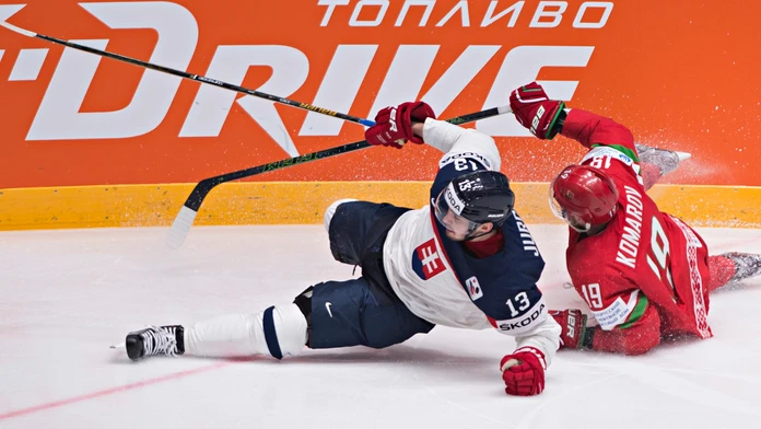 Tomáš Jurčo a Nikita Komarov padajú po súboji v zápase Slovensko - Bielorusko.