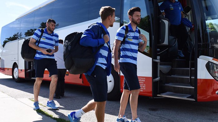 Slovenskí reprezentanti pred odchodom na kvalifikačný zápas MS 2018.