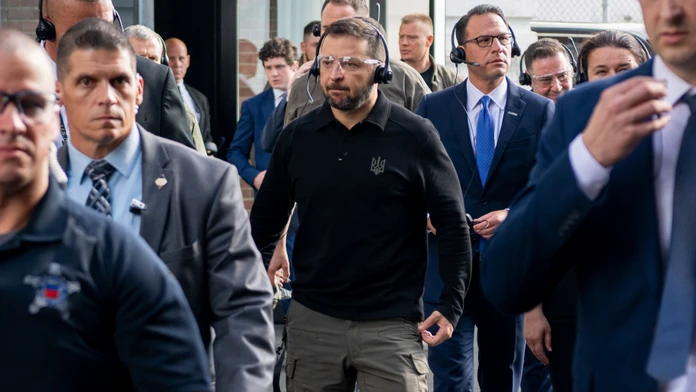 Na snímke ukrajinský prezident Volodymyr Zelenskyj (uprostred) počas prehliadky armádneho muničného závodu v Scrantone.
