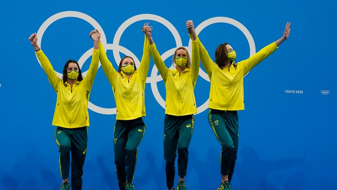 Zlatá austrálska ženská plavecká štafeta.