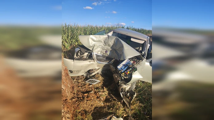 Zničené auto medzi Šoporňou a Šintavou