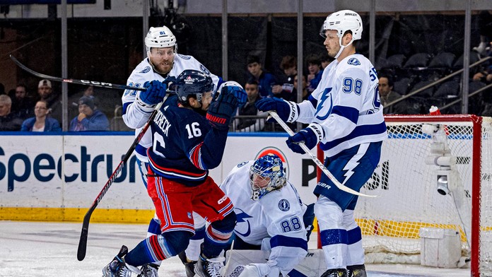 Erik Černák si v NHL pripísal na konto asistenciu.