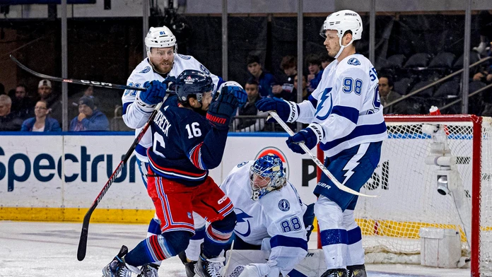 Erik Černák si v NHL pripísal na konto asistenciu.