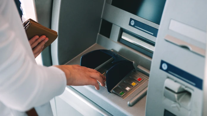 Tieto banky obmedzia služby. Odstavia platbu kartou aj výber z bankomatu