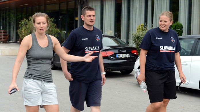 Basketbalistky Zuzana Žirková (vľavo) a Lucia Krč-Turbová a asistent trénera Peter Jankovič .