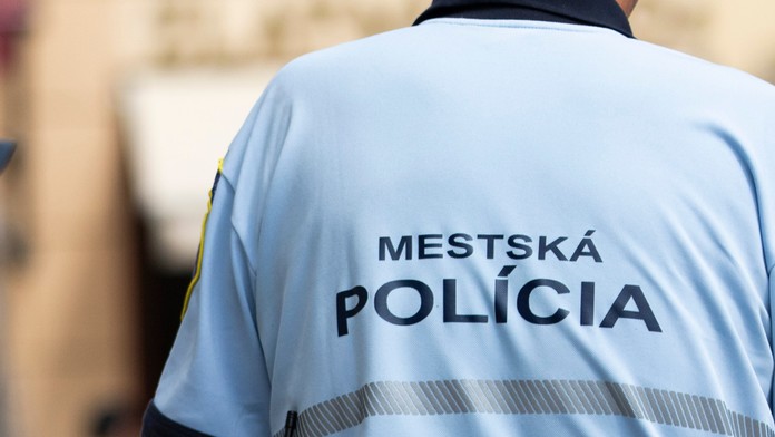 S deťmi prespávali v stane na sídlisku. Zasiahli policajti aj sociálka