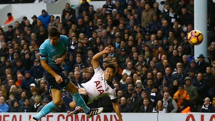 Heung-Min Son (Tottenham) strieľa akrobatický gól.