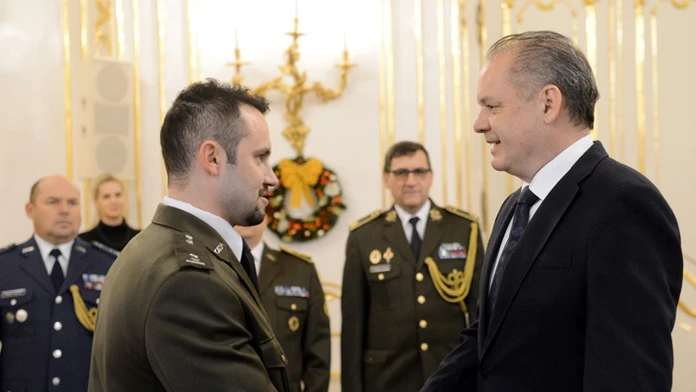 Andrej Kiska (vpravo) odovzdáva Medailu za statočnosť na zahraničnej misii príslušníkovi OS SR rotnému Andrejovi Adamkovi.
