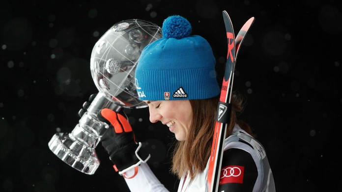 Petra Vlhová a veľký kryštáľový glóbus.