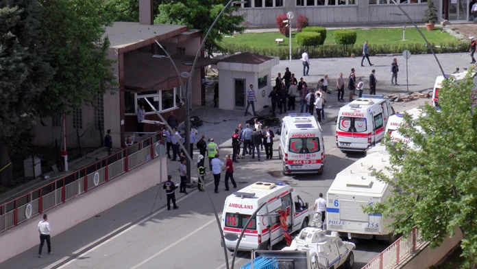 Príslušníci bezpečnostných síl  a zdravotníci vyšetrujú na mieste výbuchu pred sídlom policajnej stanice v tureckom Gaziantepe.