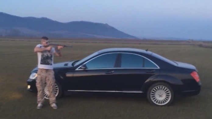 Betónové zátarasy niekto odtiahol z cesty.