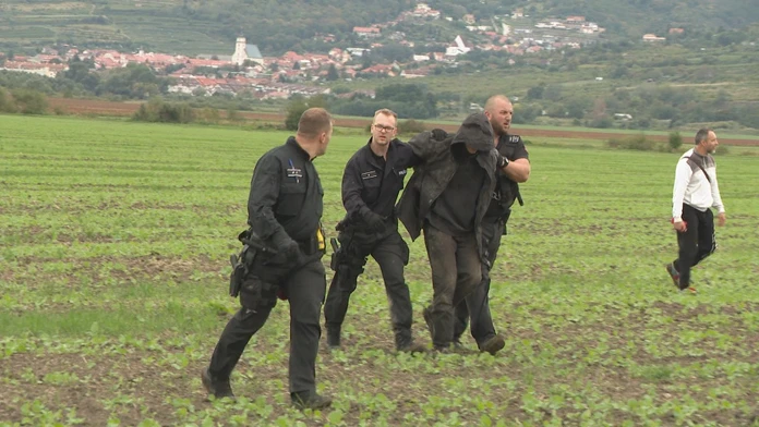 Mladík, ktorý v sobotu v Bratislave prepadol tri ženy a jednu dorezal, skončil na psychiatrii