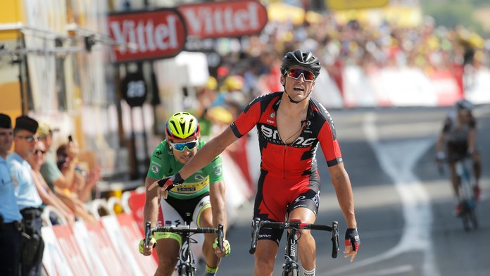 Belgický cyklista Greg van Avermaet (vpravo) oslavuje v cieli pred druhým Slovákom Petrom Saganom 