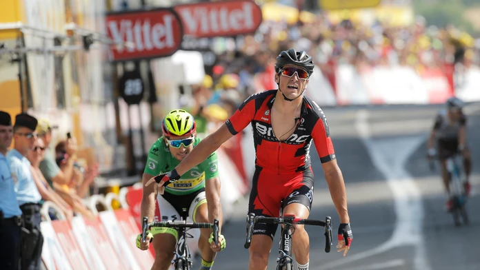 Belgický cyklista Greg van Avermaet (vpravo) oslavuje v cieli pred druhým Slovákom Petrom Saganom 
