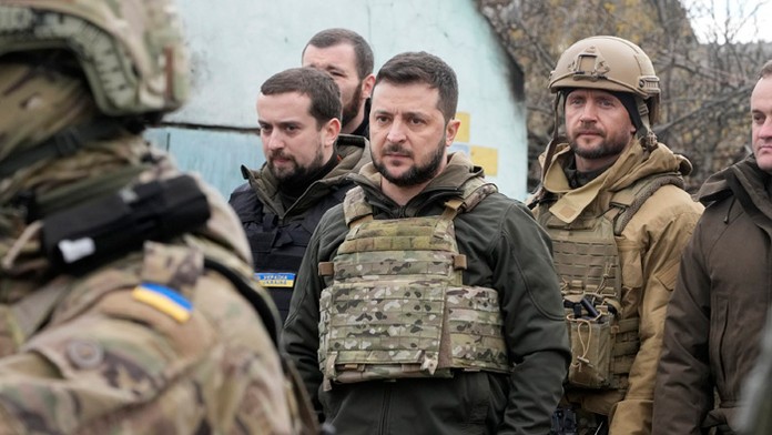 Ukrajinský prezident Volodymyr Zelenskyj počas návštevy mesta Buča.