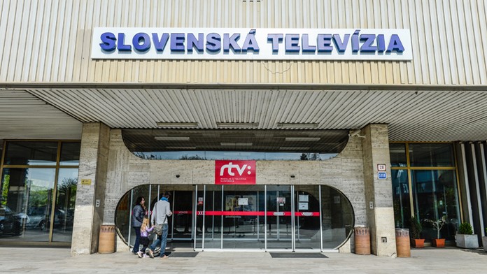 Vchod do budovy RTVS v Mlynskej doline.