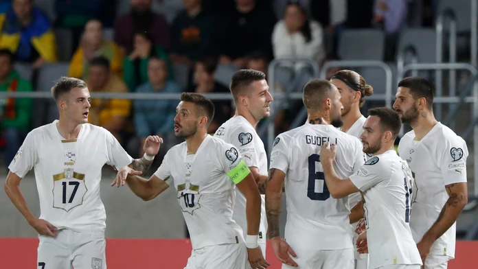 Víťazstvo Srbska zariadil hetrikom Mitrovič. Dáni využili hernú prevahu až v závere duelu proti Fínsku