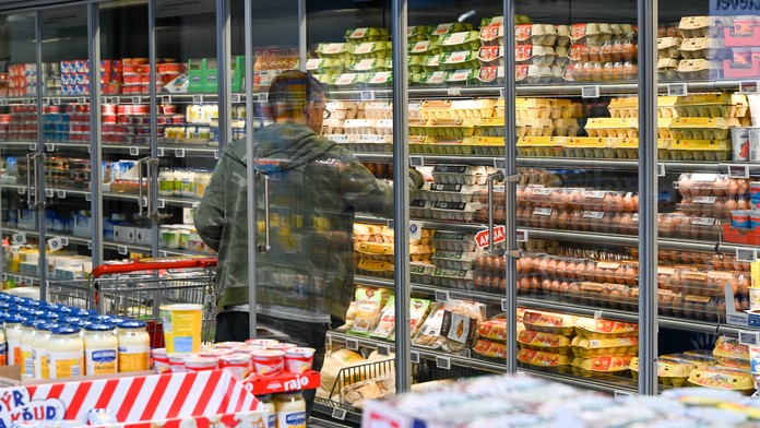 Muž nakupuje potraviny 