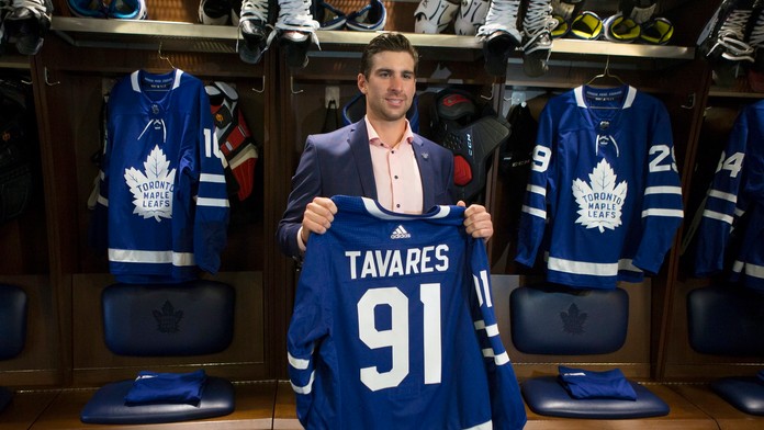 John Tavares s dresom svojho nového zamestnávateľa Toronto.