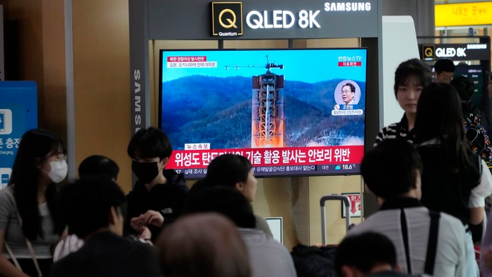 Zábery z televízie, ktoré ukazujú štart rakety v Soule.