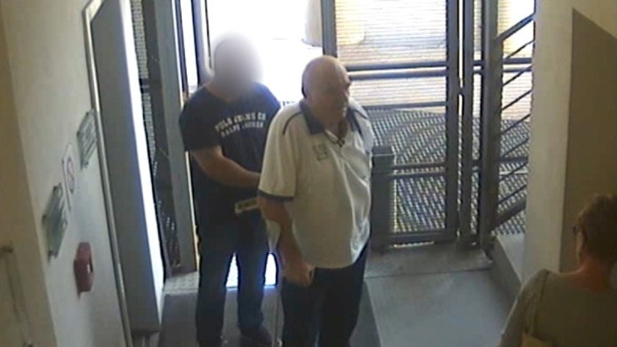 Zlodej okráda invalida.