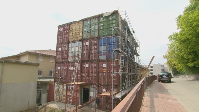 Majstri na kontajnery pripevňovali drevenú konštrukciu.