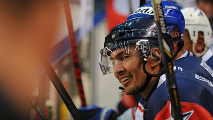 Miro Šatan na striedačke počas prvého exhibičného zápasu medzi St. Louis Blues Alumni a Slovak Stars v Poprade 