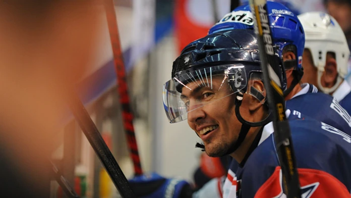 Miro Šatan na striedačke počas prvého exhibičného zápasu medzi St. Louis Blues Alumni a Slovak Stars v Poprade 