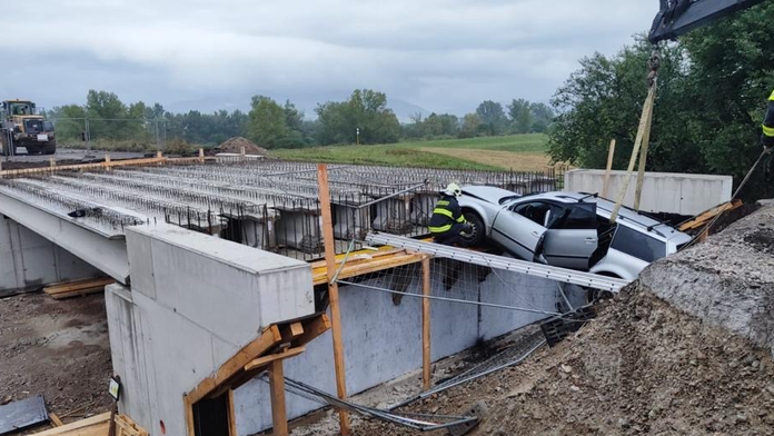 Auto skočilo na mostnom debnení.