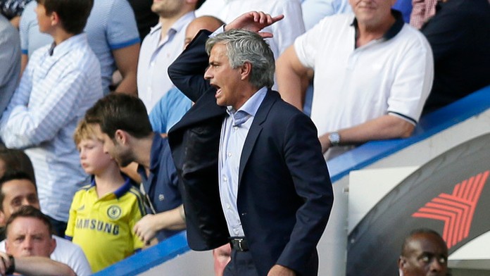 Nahnevaný portugalský tréner Chelsea José Mourinho.