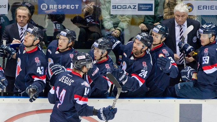 Na snímke gólová radosť hráčov na striedačke Slovana.