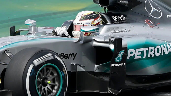Jazdec tímu Mercedes Lewis Hamilton.