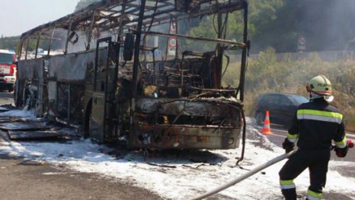 Autobus zhorel na diaľnici (ilustračné foto)