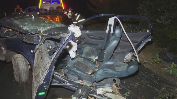 Hrozivá nehoda pri Veľkom Krtíši: Takto zničené auto prekvapilo aj hasičov