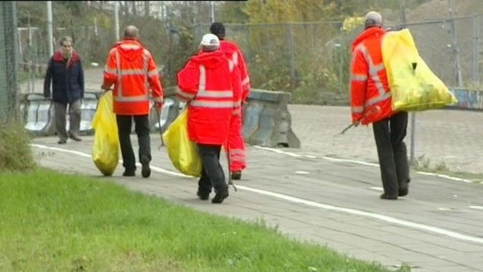 Holandskí bezdomovci upratujú za pivo.