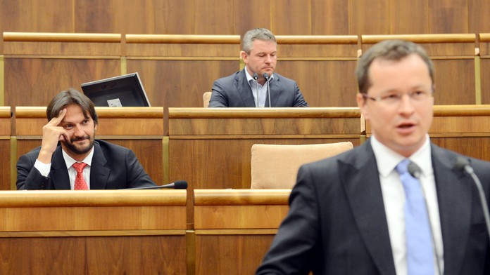 Ministri sa v parlamente pri otázkach poriadne zapotili