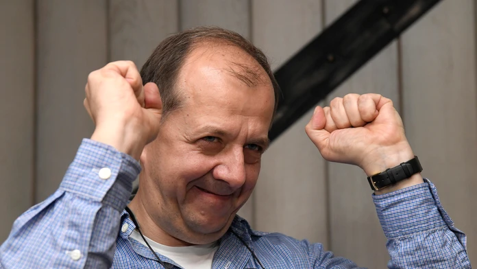 Kandidát na post primátora mesta Trenčín Richard Rybníček reaguje na priebežné výsledky vo svojom volebnom štábe.