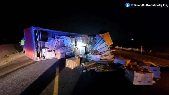 Na diaľnici D1 pred Sencom v smere od Trnavy havaroval kamión.