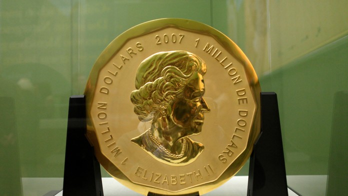 Na archívnej snímke z 12. decembra 2010 zlatá minca nazývaná Big Maple Leaf (Veľký javorový list) v Bodeho múzeu v Berlíne.
