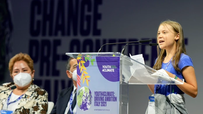 Greta Thunbergová reční na konferencii Youth4Climate.