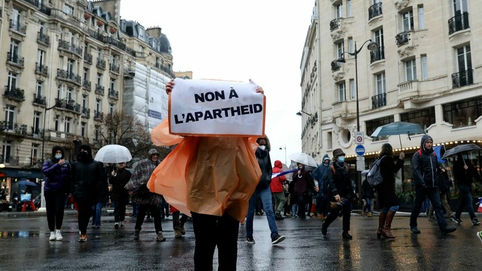 Protest proti obmedzeniam vo Francúzsku