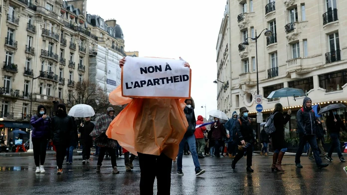 Protest proti obmedzeniam vo Francúzsku
