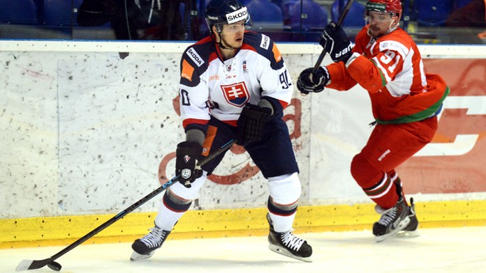 Libor Hudáček (vľavo) a útočník Bieloruska Artur Gavrus.