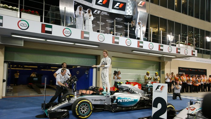 Nemecký pilot tímu Mercedes GP Nico Rosberg sa teší po triumfe na Veľkej cene F1 SAE na okruhu Yas Marina.
