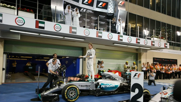 Nemecký pilot tímu Mercedes GP Nico Rosberg sa teší po triumfe na Veľkej cene F1 SAE na okruhu Yas Marina.